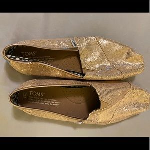 TOMs Gold Glitter Womens Canvas Flats. Size 8.